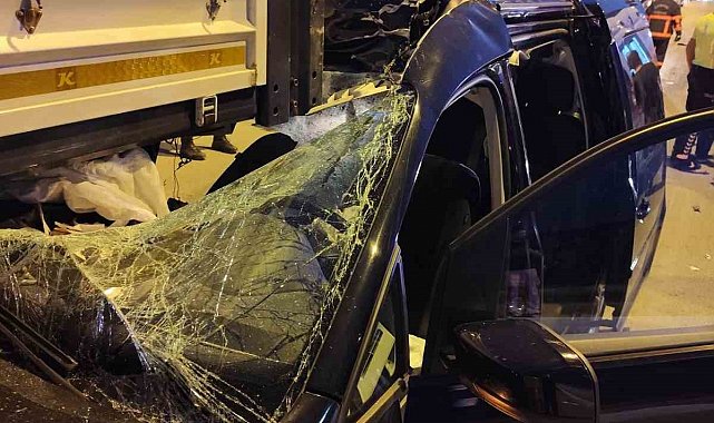 Çankırı'da hafif ticari araç park halindeki tırın dorsesine çarptı: 2 ölü, 3 yaralı