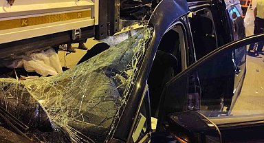 Çankırı'da hafif ticari araç park halindeki tırın dorsesine çarptı: 2 ölü, 3 yaralı