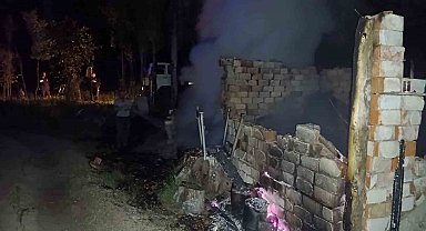 Çankırı'da kavak ağaçları ve baraka alevlere teslim oldu