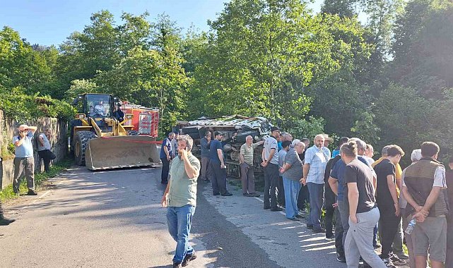 Çay yüklü kamyonet devrildi: 8 yaralı