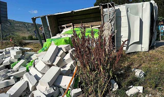 Çeltikçi'de gazbeton yüklü kamyonet şarampole devrildi