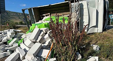 Çeltikçi'de gazbeton yüklü kamyonet şarampole devrildi