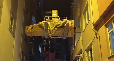 Cenazeyi vinçle taşıdılar