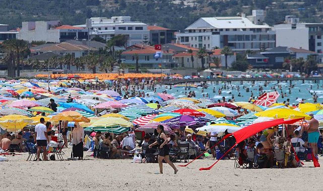 Çeşme'de plajlar doldu taştı nüfus 1 milyonu geçti