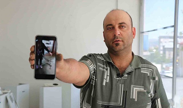 Çevresindekilerin şaşkın bakışları arasında korkusuzca 1 buçuk metrelik yılanı yakaladı