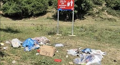 Çevreyi kirletmesinler diye hendek kazdırdı