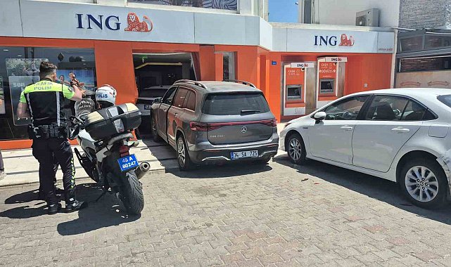 Cipin çarptığı otomobil bankaya girdi