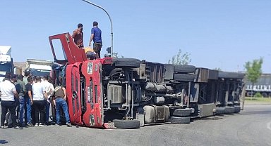 Cizre'de virajı alamayan tır devrildi, 1 yaralı