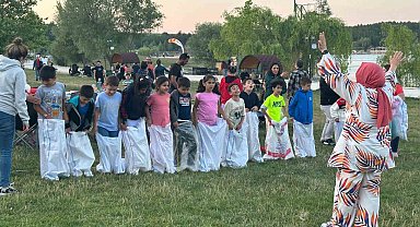 Çocuklar anne ve babalarıyla hem kitap okudular hem de oyunlar oynadılar