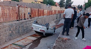 Çocukların el frenini indirdiği otomobil tahliye kanalına uçtu