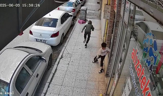 Çocukların tehlikeli oyunu kamerada: İş yerine torpil atıp kaçtılar
