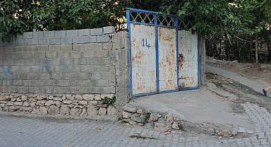 Çocuklarını ve kendisini bıçakla yaraladı