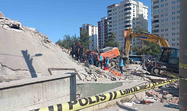 Çöken binadan iş makinesi operatörünün cansız bedeni çıkarıldı