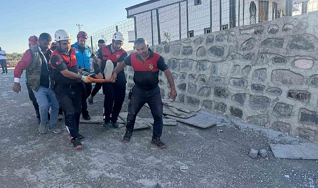 Çöken istinat duvarının altında kalan 4 işçi yaralandı