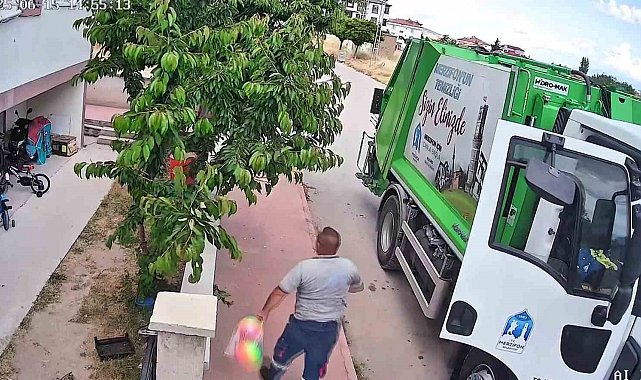 Çöp kamyonunun toplarını patlattığı çocuklara, temizlik işçileri yeni top aldı