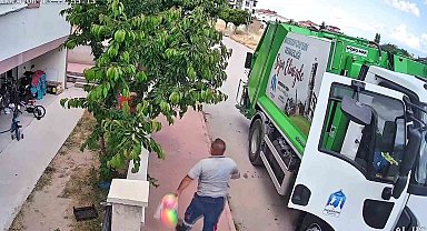 Çöp kamyonunun toplarını patlattığı çocuklara, temizlik işçileri yeni top aldı
