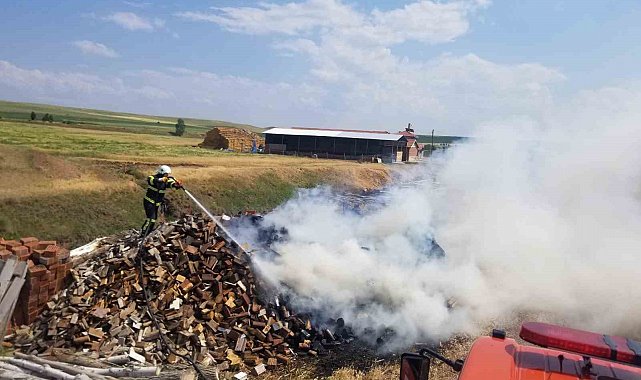 Çorum'da 7 ton odun ve kereste alev alev yandı