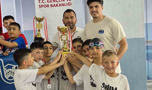 Çorum'da düzenlenen yüzme yarışında minik sporcular kıyasıya yarıştı