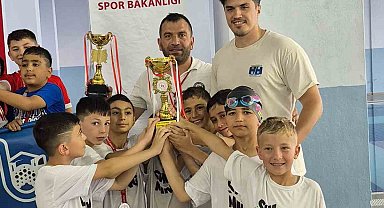 Çorum'da düzenlenen yüzme yarışında minik sporcular kıyasıya yarıştı