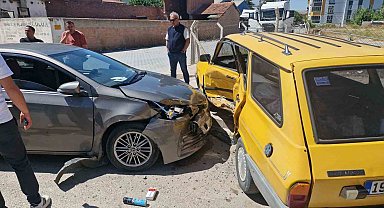 Çorum'da iki otomobil çarpıştı: 3 yaralı