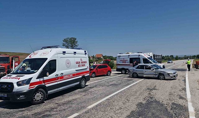 Çorum'da iki otomobil çarpıştı: 4 yaralı