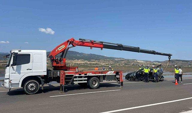 Çorum'da otomobil sulama kanalına devrildi: 1'i bebek, 3 yaralı