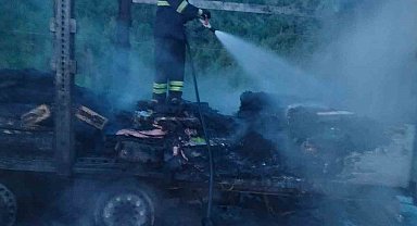 Çorum'da tırın dorsesi alev alev yandı