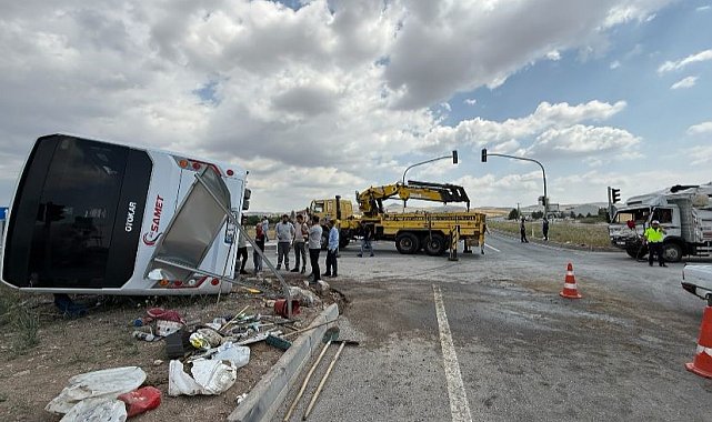 Çubuk'ta personel servisi ile canlı hayvan yüklü kamyonet çarpıştı: 3 yaralı