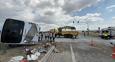 Çubuk'ta personel servisi ile canlı hayvan yüklü kamyonet çarpıştı: 3 yaralı