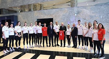 Cumhurbaşkanı Erdoğan, A Milli Kadın Voleybol Takımı ile bir araya geldi