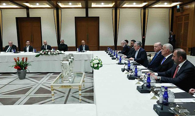 Cumhurbaşkanı Erdoğan, Süper Lig'e yükselen 3 futbol kulübünün başkanlarını kabul etti