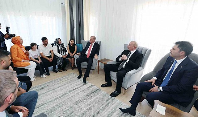 Cumhurbaşkanı Erdoğan ve Aliyev, Kahramanmaraş'ta depremzede bir aileyi ziyaret etti