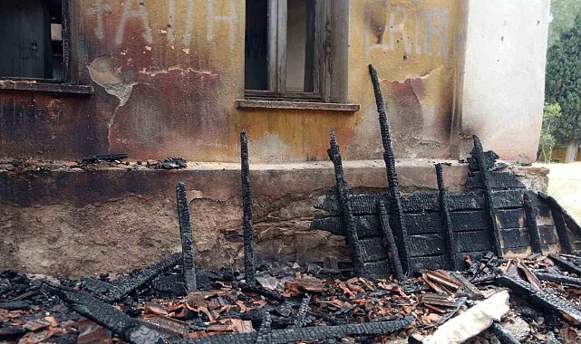 Cumhuriyetin ilk eğitim yuvalarından birisinin kül olması üzüntüye neden oldu