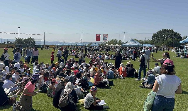 Darıca'da yüzlerce kişi aynı anda kitap okudu