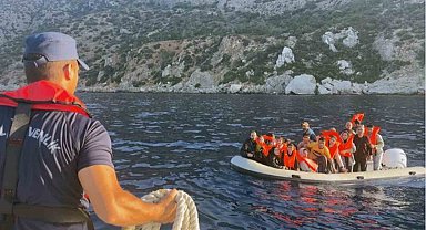 Datça açıklarında 25 düzensiz göçmen kurtarıldı, bir göçmen kaçakçısı yakalandı