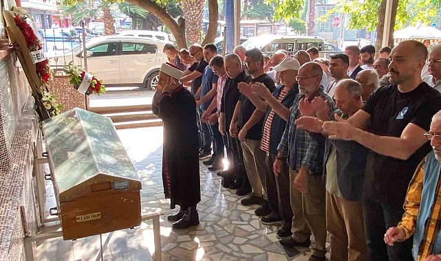 Demet Akalın kuzenini son yolculuğuna uğurladı