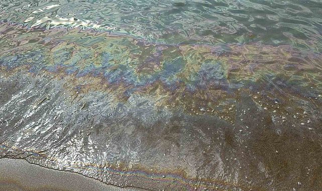 Deniz suyunun rengi değişti, vatandaşlar tahliye edildi