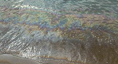 Deniz suyunun rengi değişti, vatandaşlar tahliye edildi