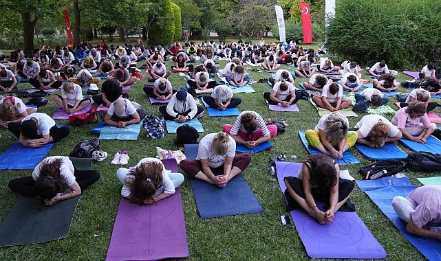 Denizli'de 300 kadın aynı anda yoga yaptı