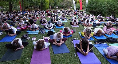 Denizli'de 300 kadın aynı anda yoga yaptı