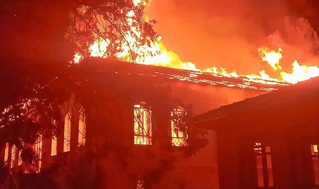 Denizli'de Cumhuriyet'in ilk yıllarından kalma ilkokul kül oldu