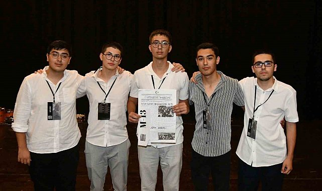 Denizli'de liseli gençler cumhuriyetin manşetlerini yazdı