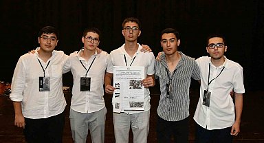 Denizli'de liseli gençler cumhuriyetin manşetlerini yazdı