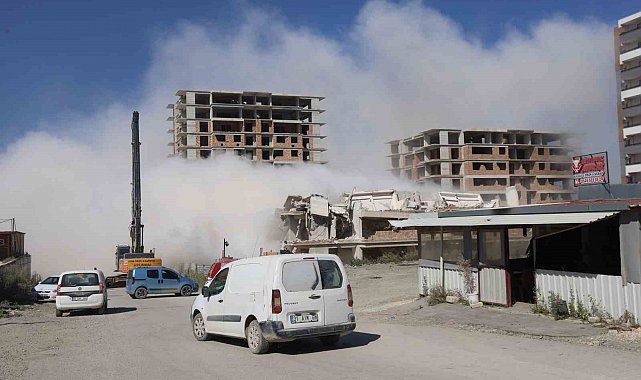 Deprem etkisi oluşturan 13 katlı bina yerle bir olma anı kamerada