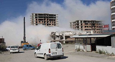 Deprem etkisi oluşturan 13 katlı bina yerle bir olma anı kamerada