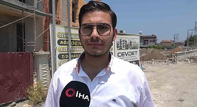 Deprem konutlarının inşasında çalışan işçilere yapılan davullu zurnalı sürpriz ilgi odağı oldu