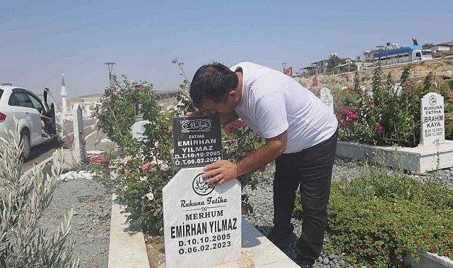 Deprem mezarlığında evlatlarının mezarını ziyaret eden baba: "Keşke sağ olsalardı da onlar da anne ve baba olsaydı"