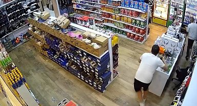 Depremden kaçarken elindeki çayını bırakmadı