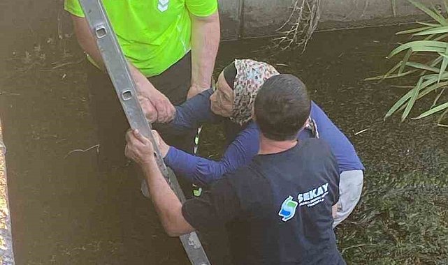 Dereye atlayan kadını, polis ve belediye çalışanı kurtardı
