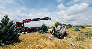 Devrilen hafif ticari araçta 2 kişi yaralandı